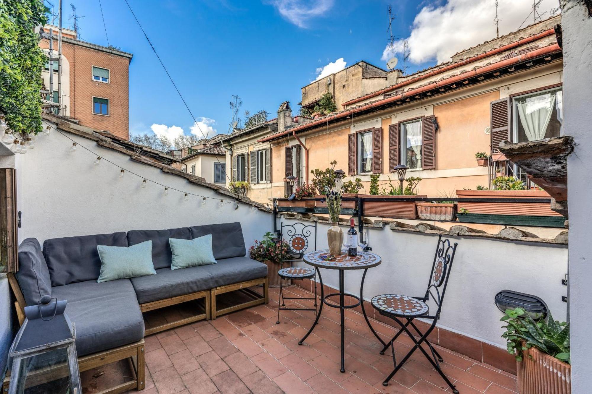 Maya Rhome Trastevere, Rome
